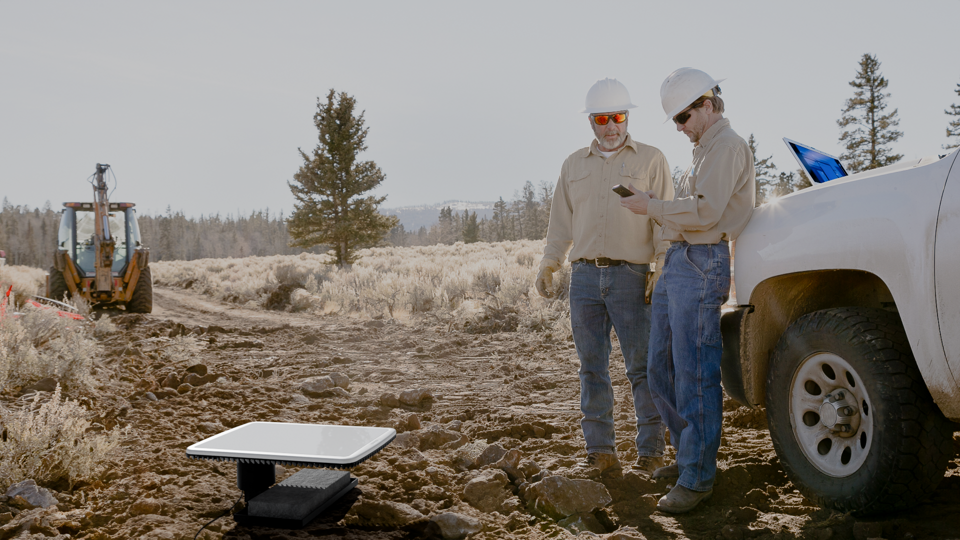 L'antenne Hughes HL1100 offrant une connectivité internet haut débit sur un chantier isolé. Idéale pour les équipes techniques et les véhicules utilitaires en zone blanche.