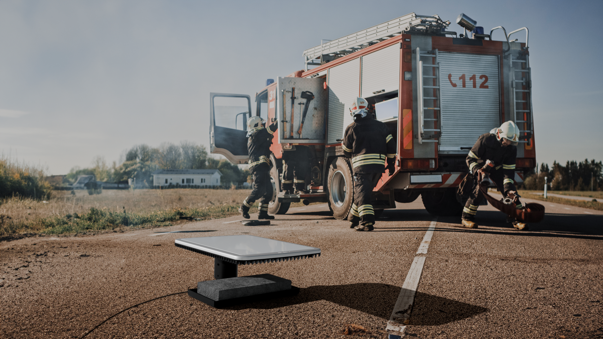 Le terminal satellite Hughes HL1100 déployé par les services de secours et les pompiers. Assurez des communications d'urgence fiables lors des interventions critiques.