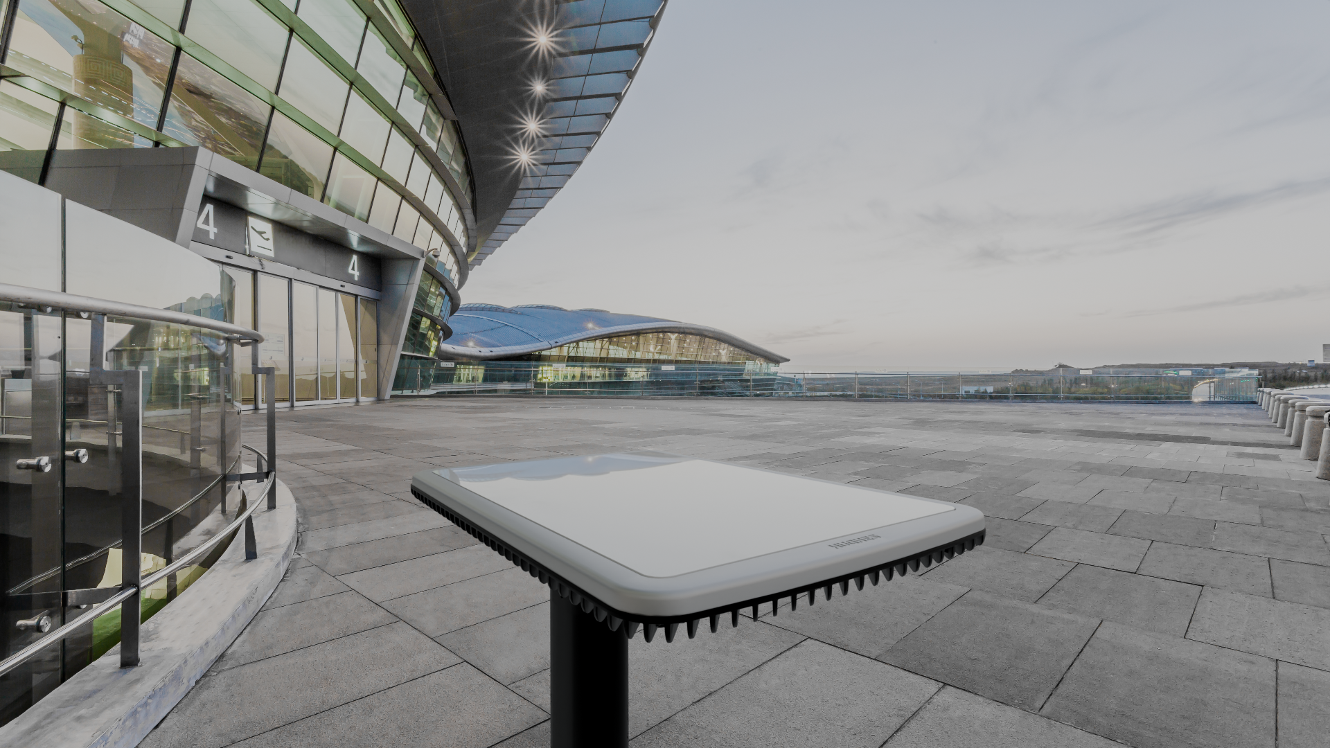 Le terminal satellite Hughes HL1100 en situation sur le toit d'un aéroport. Une solution de connectivité fiable pour les infrastructures critiques et les transports
