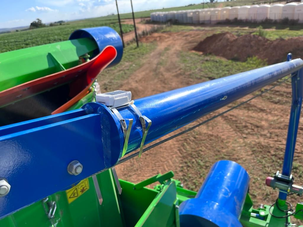 GSatSolar traceur GPS satellite solaire Globalstar fixé par collier sur équipement agricole — suivi d'actifs hors réseau, installation sans câblage, IP68
