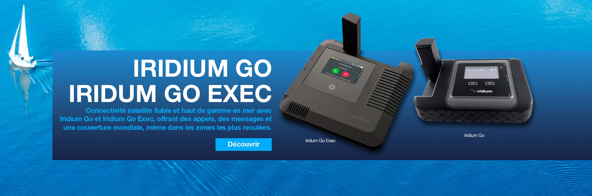 Appareils de communication satellite Iridium GO et Iridium GO Exec posés sur une surface avec vue sur l'océan, offrant une couverture mondiale.