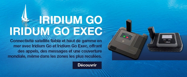 Appareils de communication satellite Iridium GO et Iridium GO Exec posés sur une surface avec vue sur l'océan, offrant une couverture mondiale.